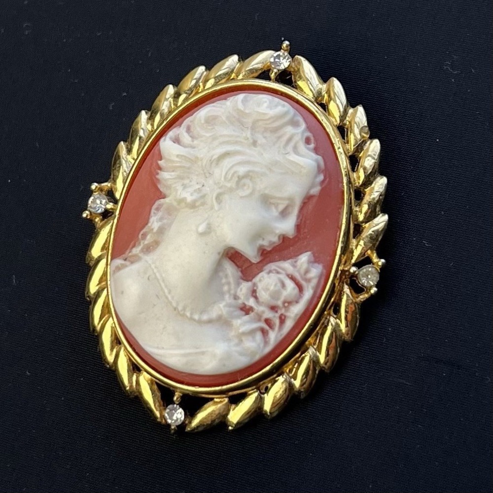 Vintage Cameo Pendant Red Gold Costume Jewelry